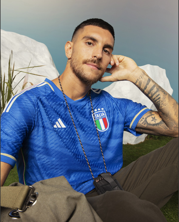 Italia, nuova maglia adidas “di marmo” (tutti i segreti) con Del Piero-Blanco