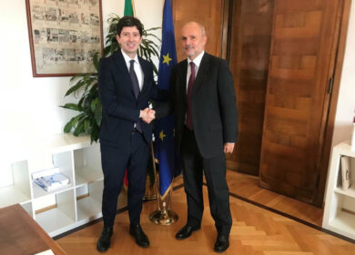 Schillaci spegne le sigarette elettroniche: vietate in presenza di bambini