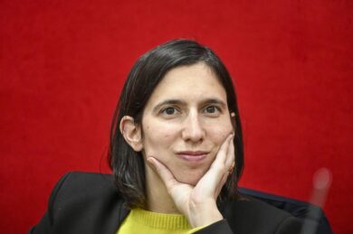 Elly Schlein-Veronica Gentili gemelline diverse: signore in giallo da Bettini