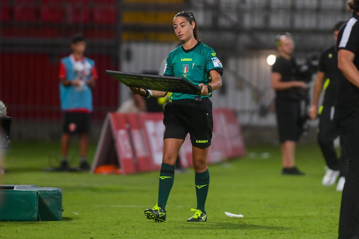 “Ferrieri Caputi mezzo disastro”: bufera su arbitro donna di Napoli-Cremonese