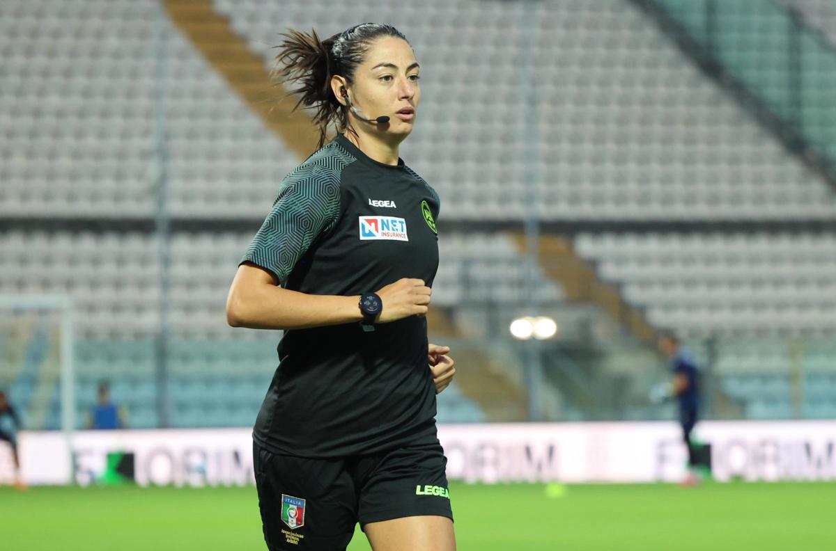 “Ferrieri Caputi mezzo disastro”: bufera su arbitro donna di Napoli-Cremonese