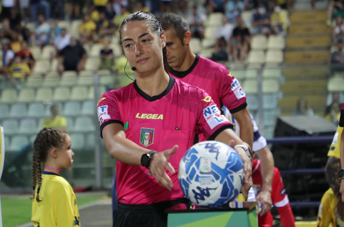 “Ferrieri Caputi mezzo disastro”: bufera su arbitro donna di Napoli-Cremonese
