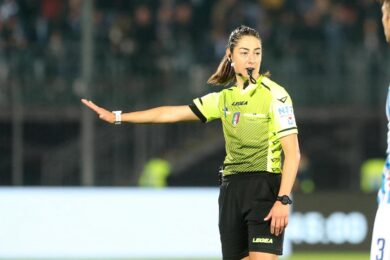 “Ferrieri Caputi mezzo disastro”: bufera su arbitro donna di Napoli-Cremonese