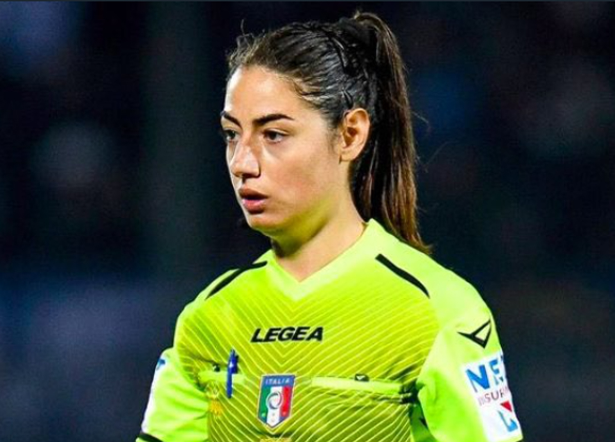 “Ferrieri Caputi mezzo disastro”: bufera su arbitro donna di Napoli-Cremonese
