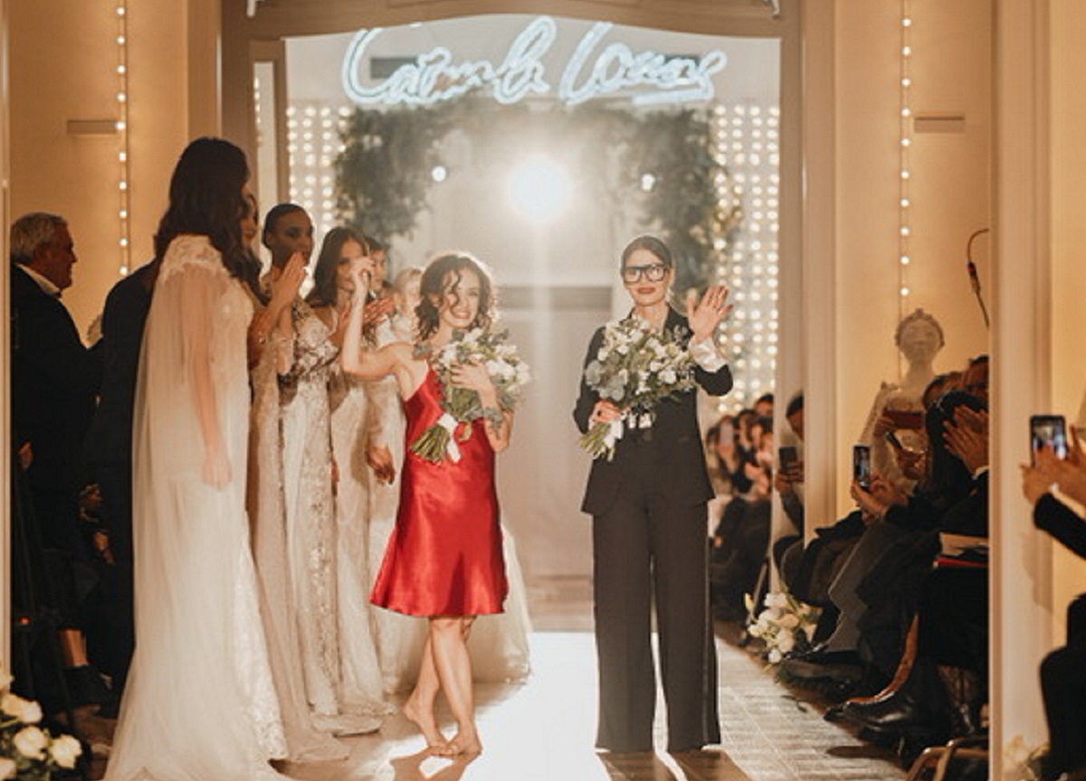 La sposa di Carmela Comes sfila a Milano. FOTO La sposa di Carmela Comes sfila a Milano. FOTO