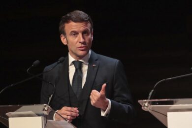 Macron, più poteri alla polizia e su l’età pensionabile: francesi in rivolta