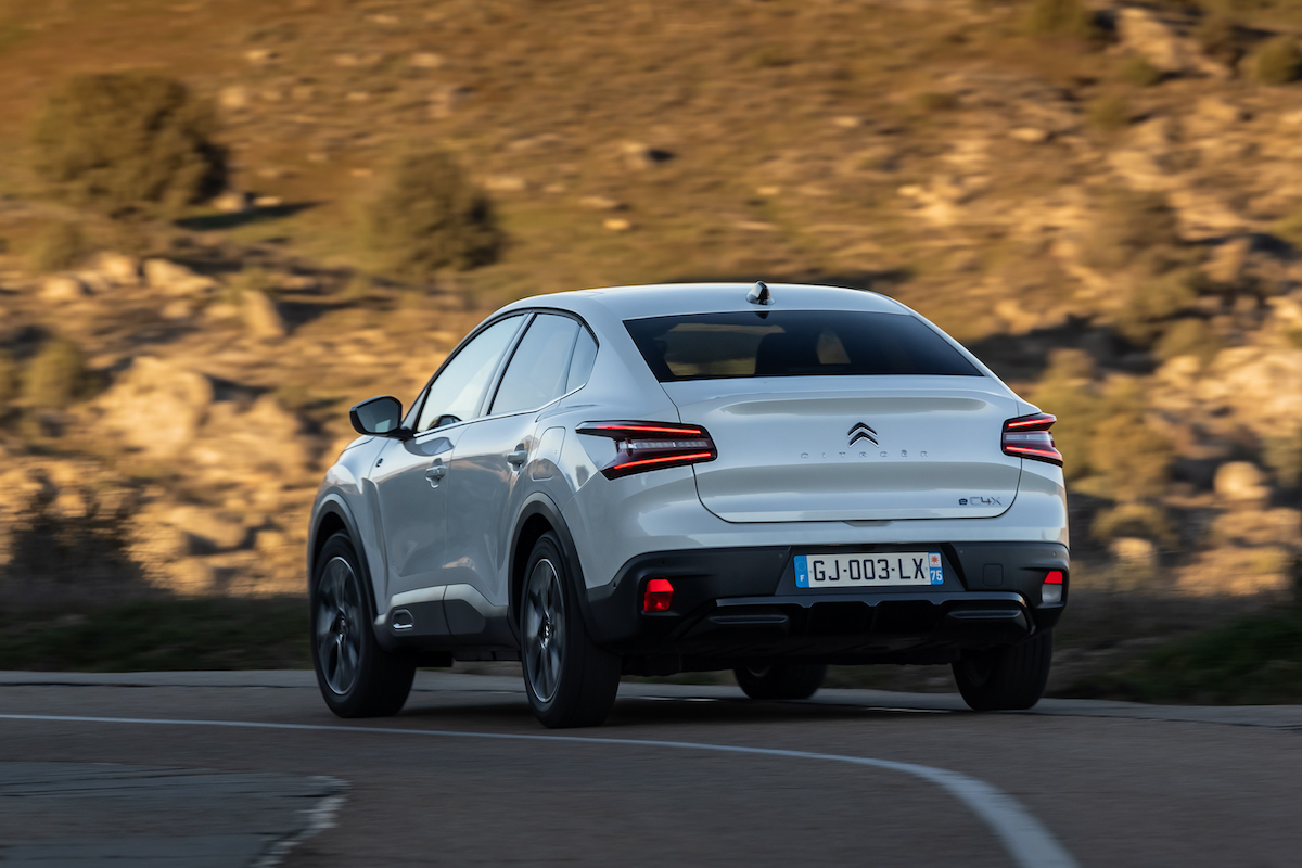 Citroen nuova e-C4 X e nuova C4 X sfidano le regole dell’eleganza