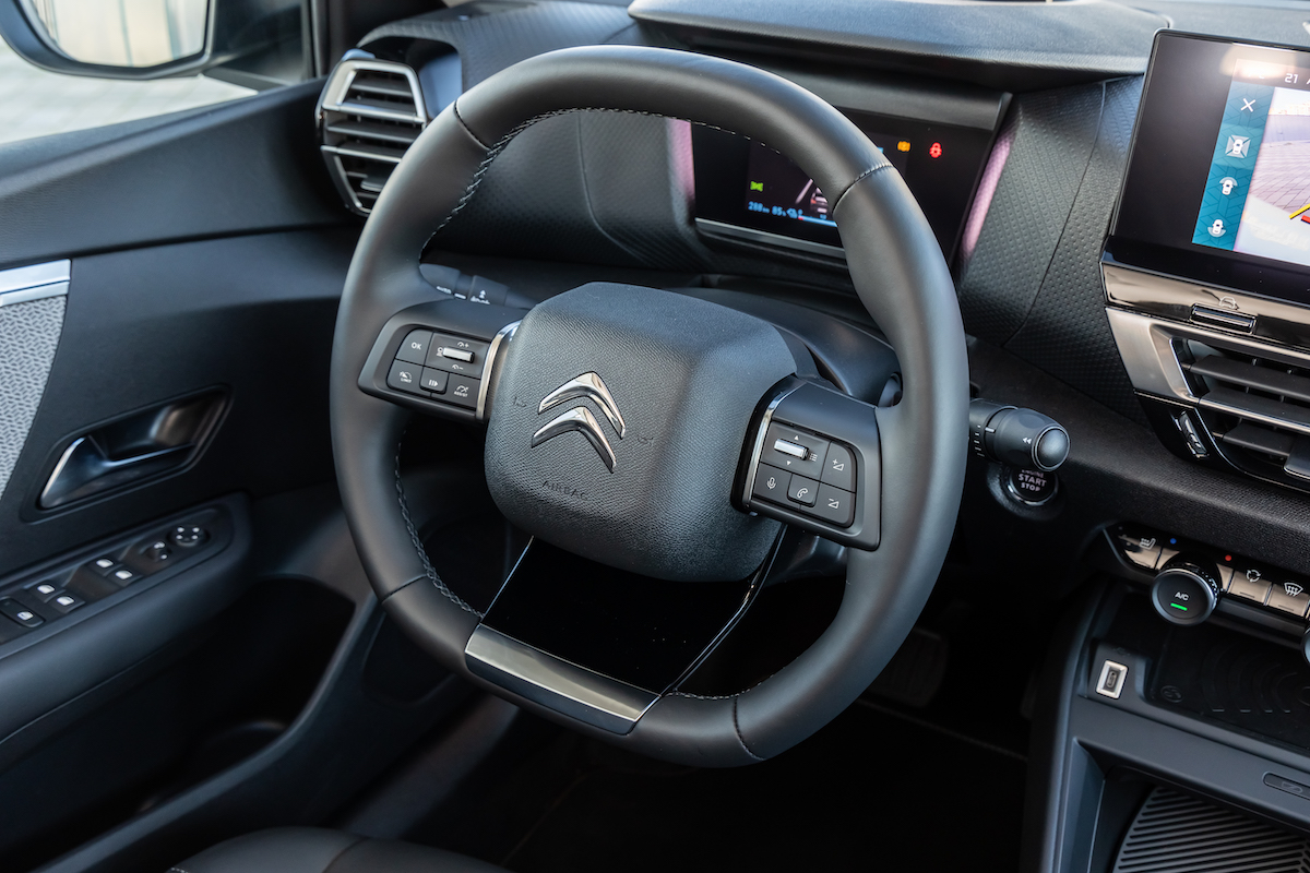 Citroen nuova e-C4 X e nuova C4 X sfidano le regole dell’eleganza