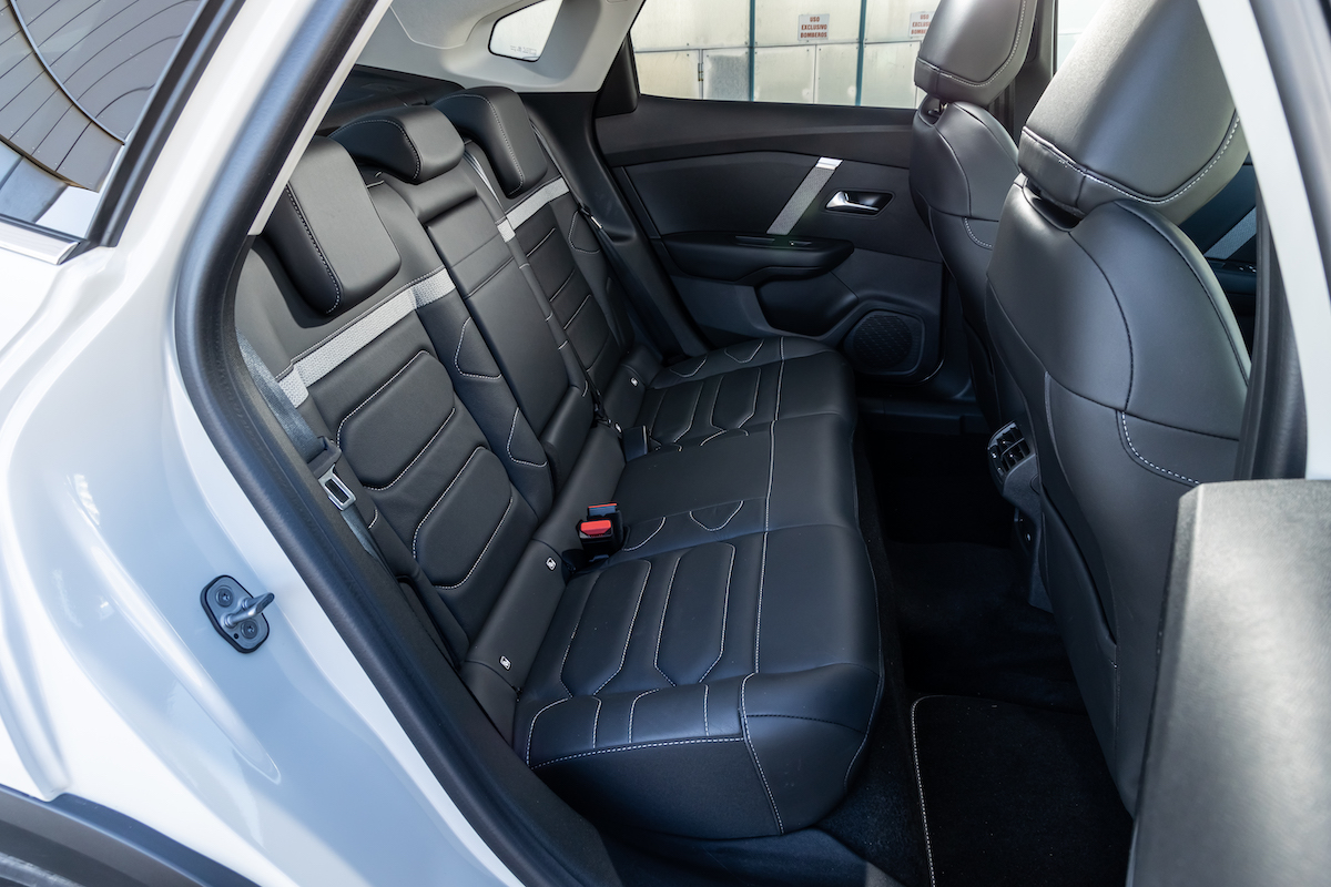 Citroen nuova e-C4 X e nuova C4 X sfidano le regole dell’eleganza