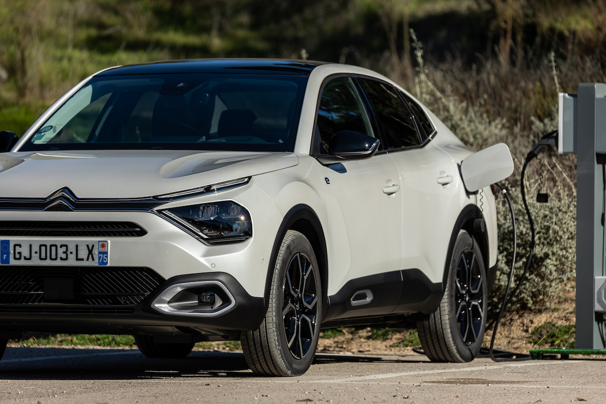 Citroen nuova e-C4 X e nuova C4 X sfidano le regole dell’eleganza
