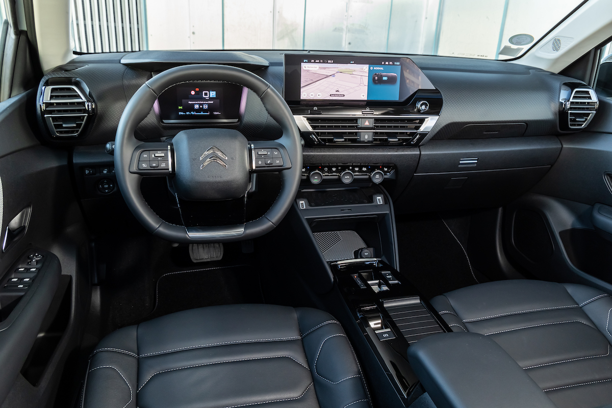 Citroen nuova e-C4 X e nuova C4 X sfidano le regole dell’eleganza