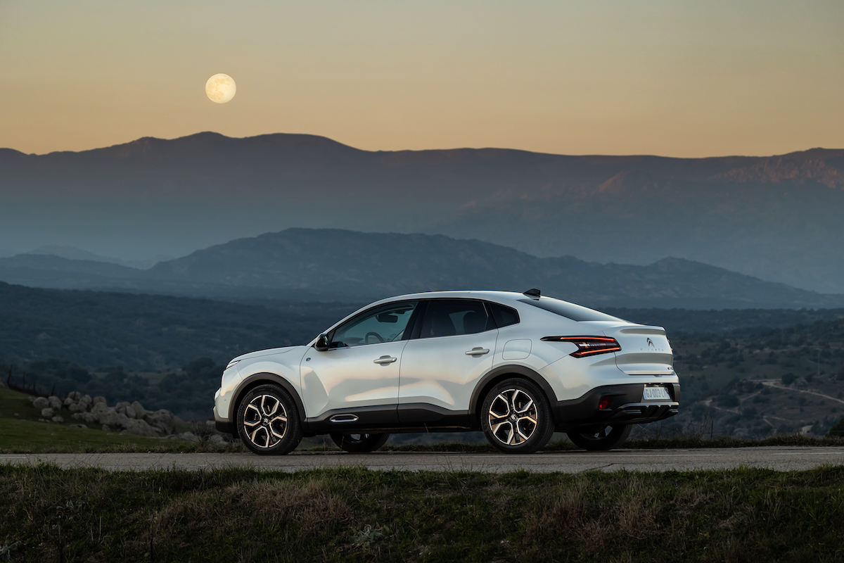 Citroen nuova e-C4 X e nuova C4 X sfidano le regole dell’eleganza