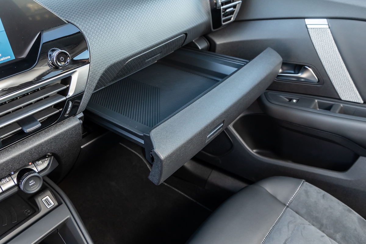 Citroen nuova e-C4 X e nuova C4 X sfidano le regole dell’eleganza