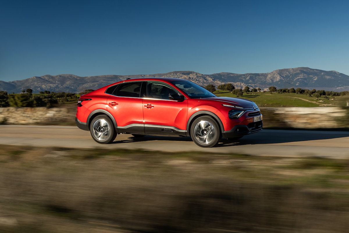 Citroen nuova e-C4 X e nuova C4 X sfidano le regole dell’eleganza