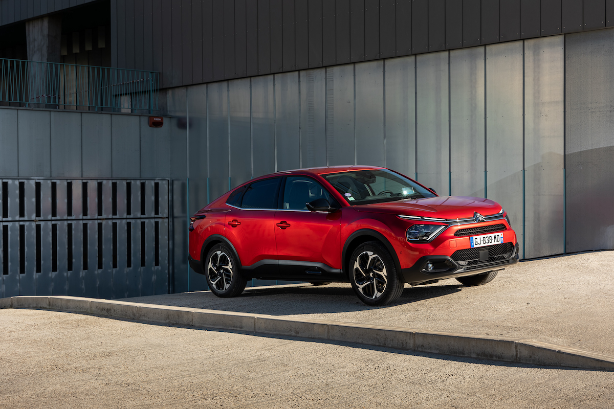 Citroen nuova e-C4 X e nuova C4 X sfidano le regole dell’eleganza