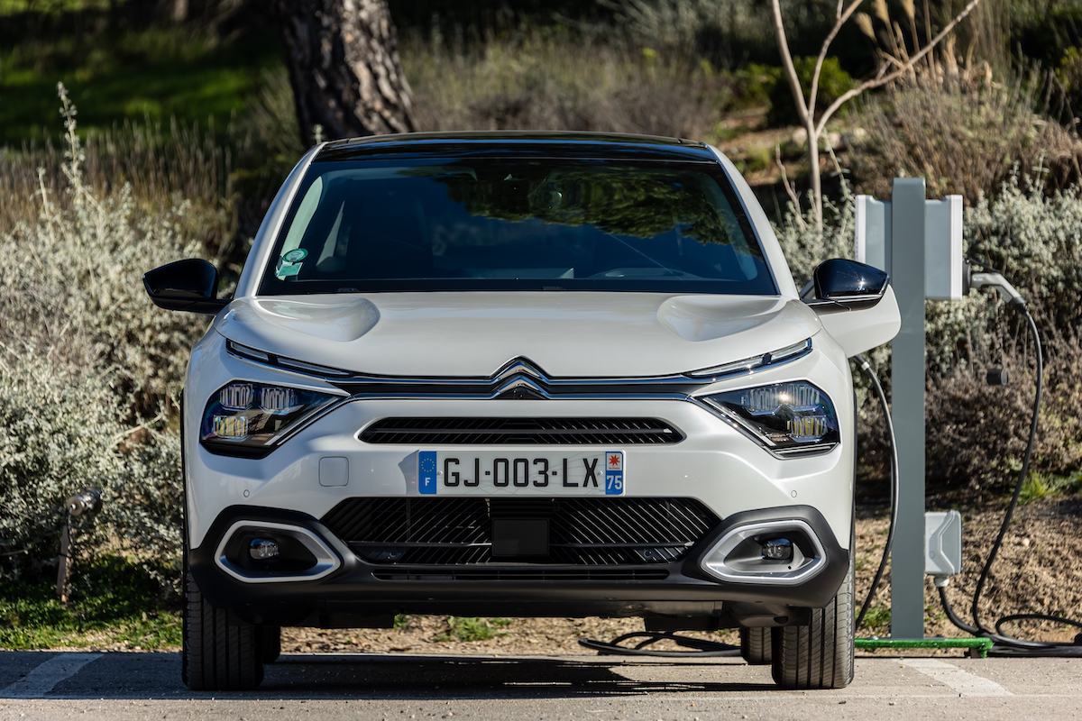 Citroen nuova e-C4 X e nuova C4 X sfidano le regole dell’eleganza