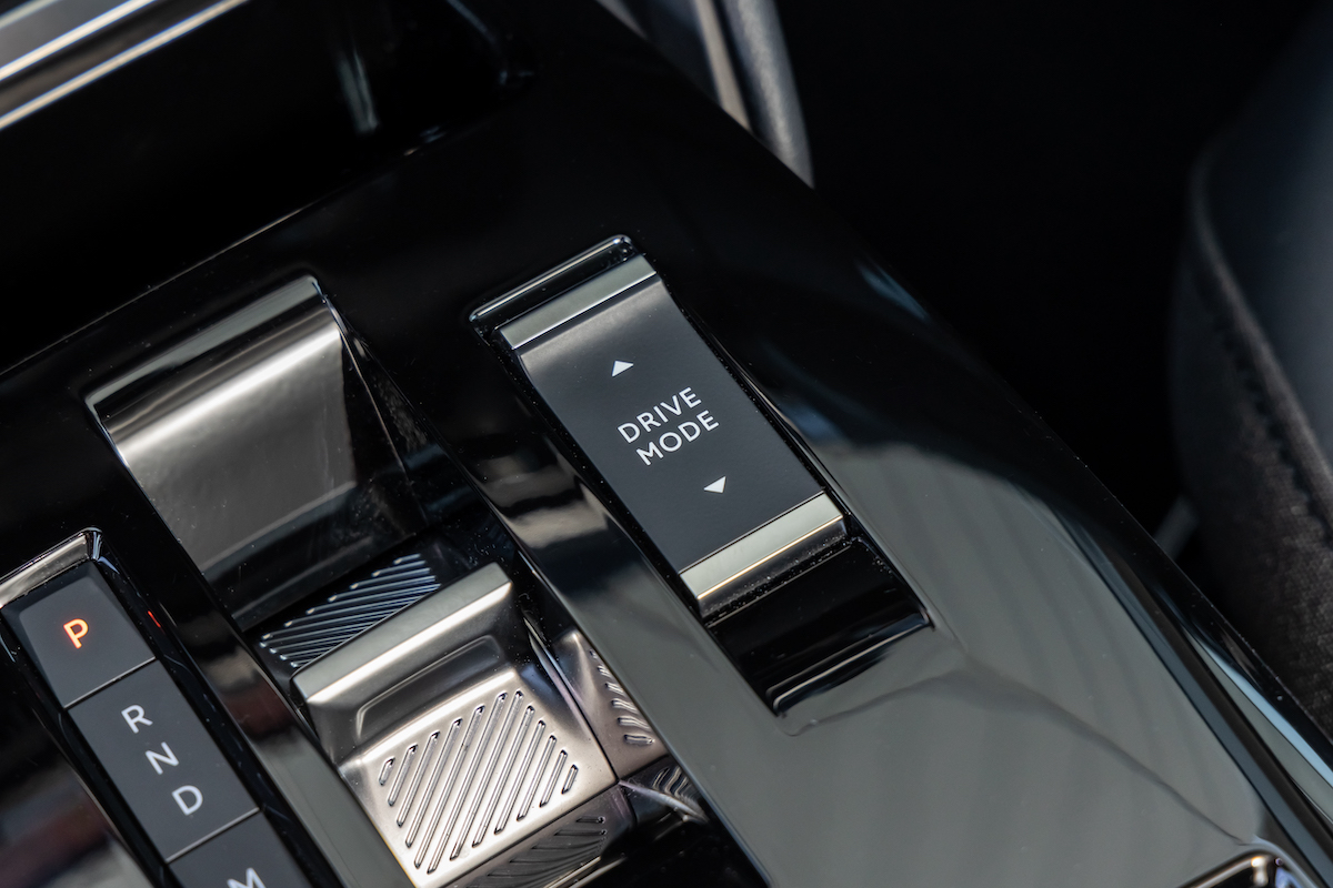 Citroen nuova e-C4 X e nuova C4 X sfidano le regole dell’eleganza