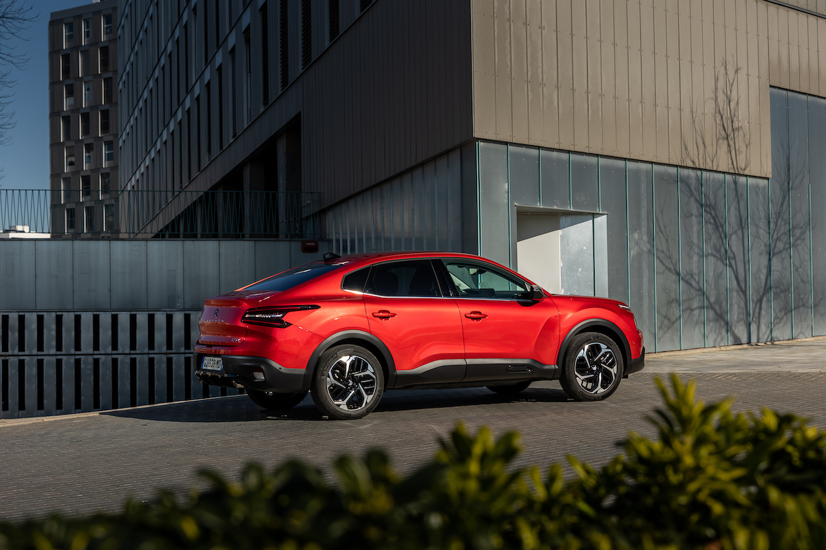 Citroen nuova e-C4 X e nuova C4 X sfidano le regole dell’eleganza