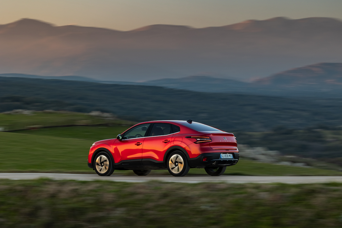 Citroen nuova e-C4 X e nuova C4 X sfidano le regole dell’eleganza