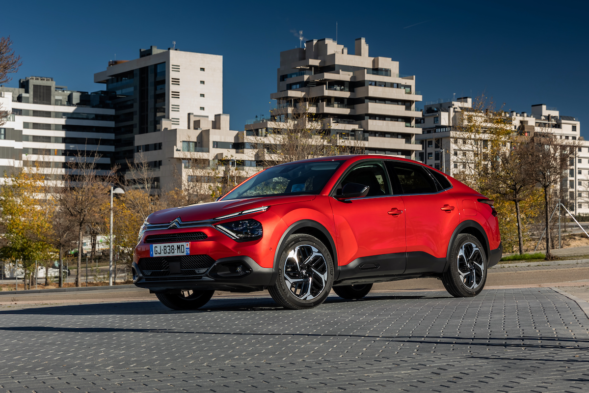 Citroen nuova e-C4 X e nuova C4 X sfidano le regole dell’eleganza