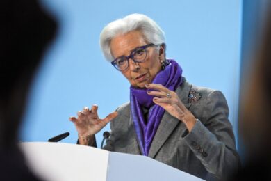 Lagarde gela Davos: “Inflazione alta, avanti con nuovi rialzi dei tassi”
