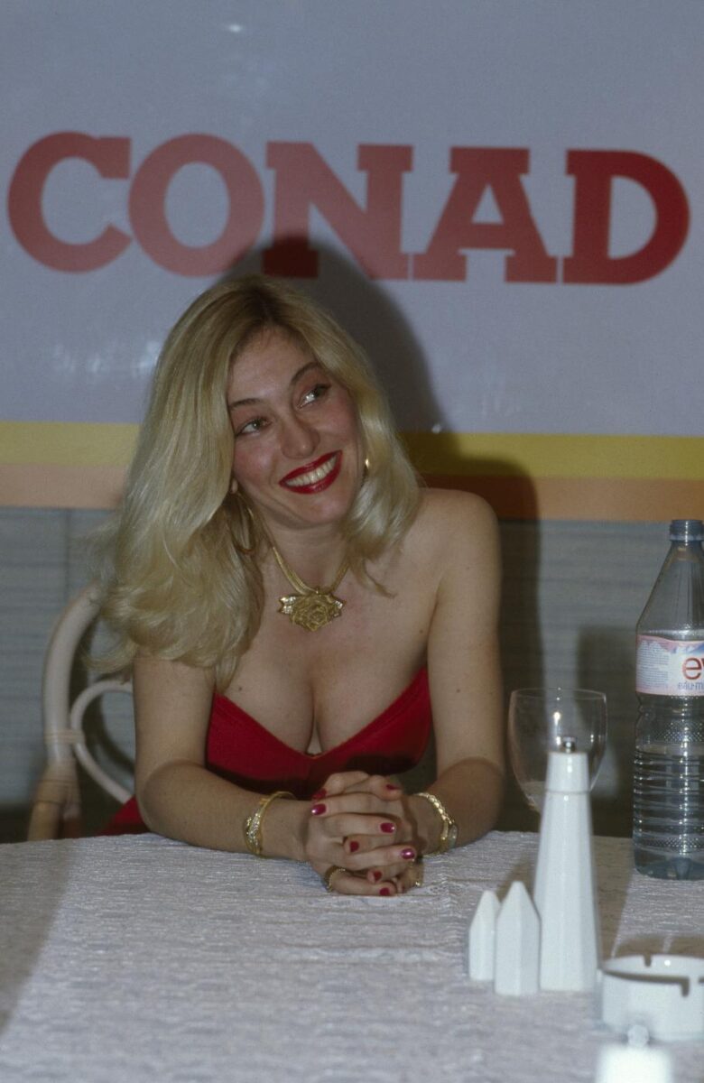 Moana Pozzi rivive al Parioli: la storia della diva in scena a Roma Moana Pozzi rivive al Parioli: la storia della diva in scena a Roma