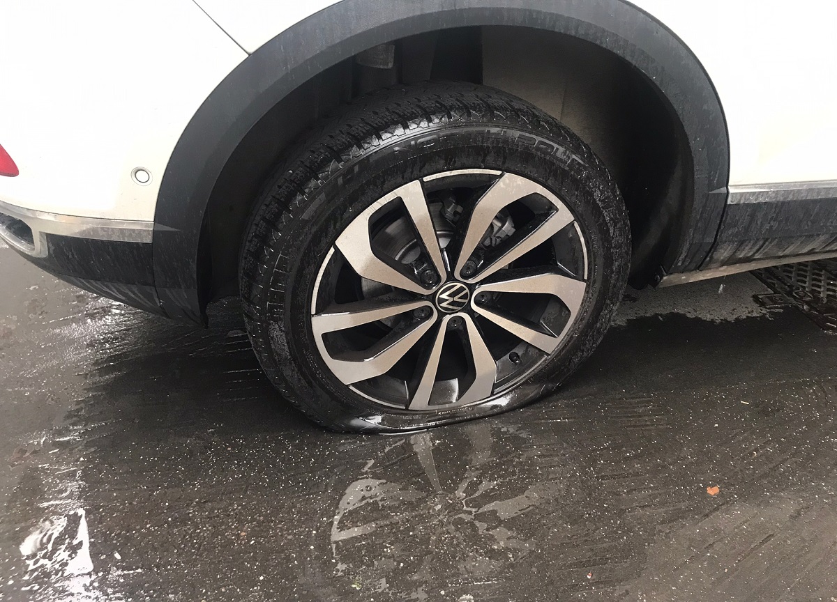 Milano, sgonfiano le gomme a decine di suv: “Usate la bici”. FOTO