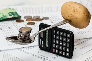 L’inflazione mangia i portafogli, nel 2022 il saldo cala di 20 miliardi