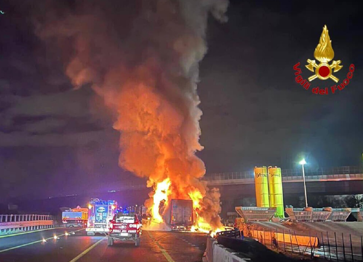Varese, tir carico di farina divorato dalle fiamme sulla A8. FOTO