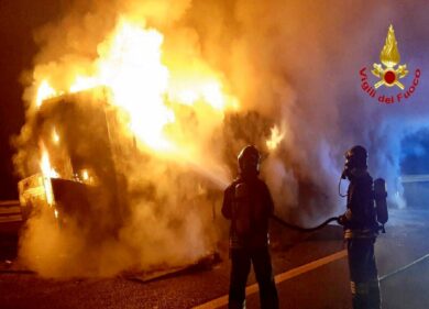 Varese, tir carico di farina divorato dalle fiamme sulla A8. FOTO