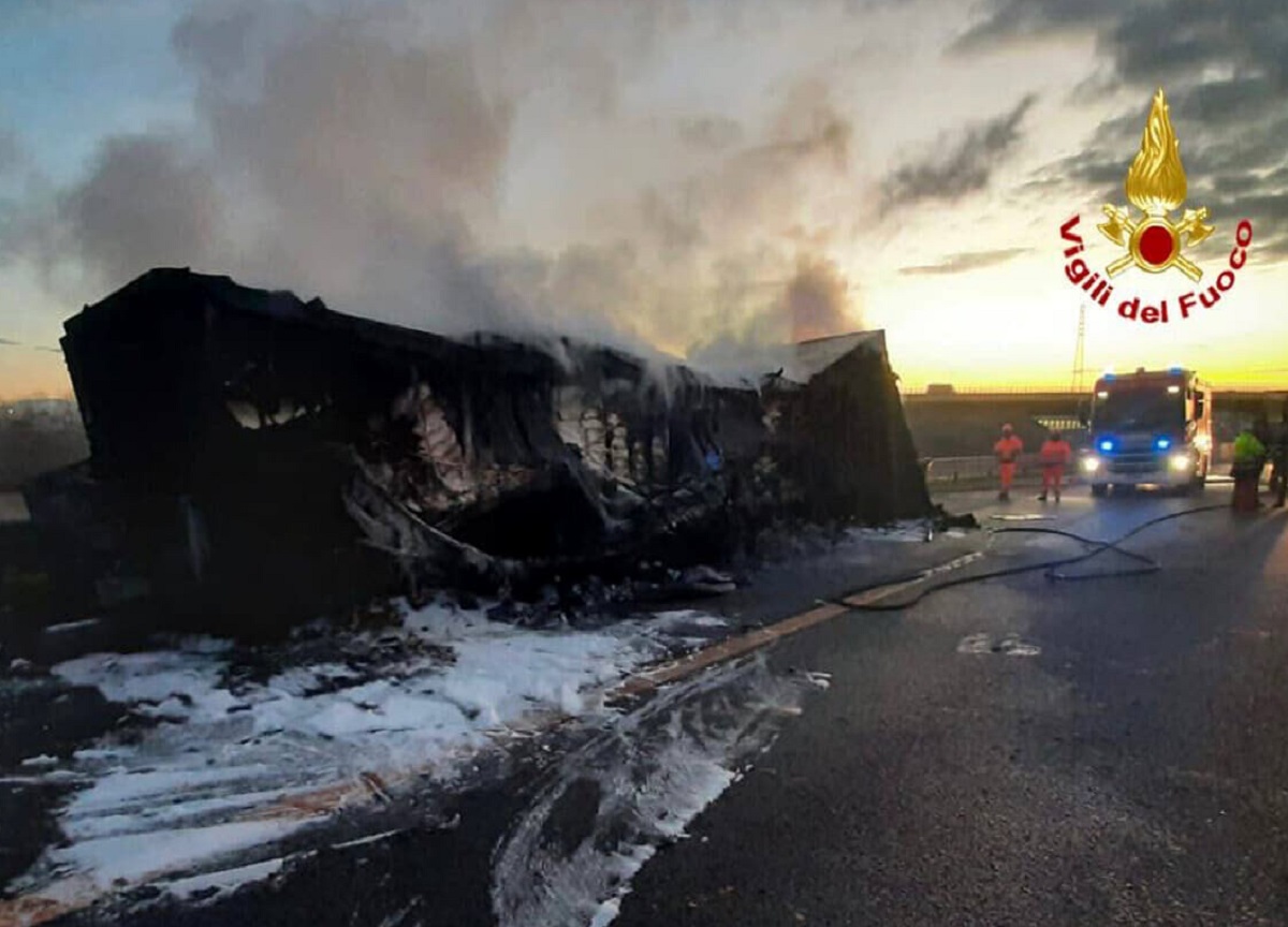 Varese, tir carico di farina divorato dalle fiamme sulla A8. FOTO