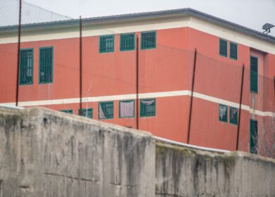 Beccaria, a fuoco un materasso: quattro agenti intossicati