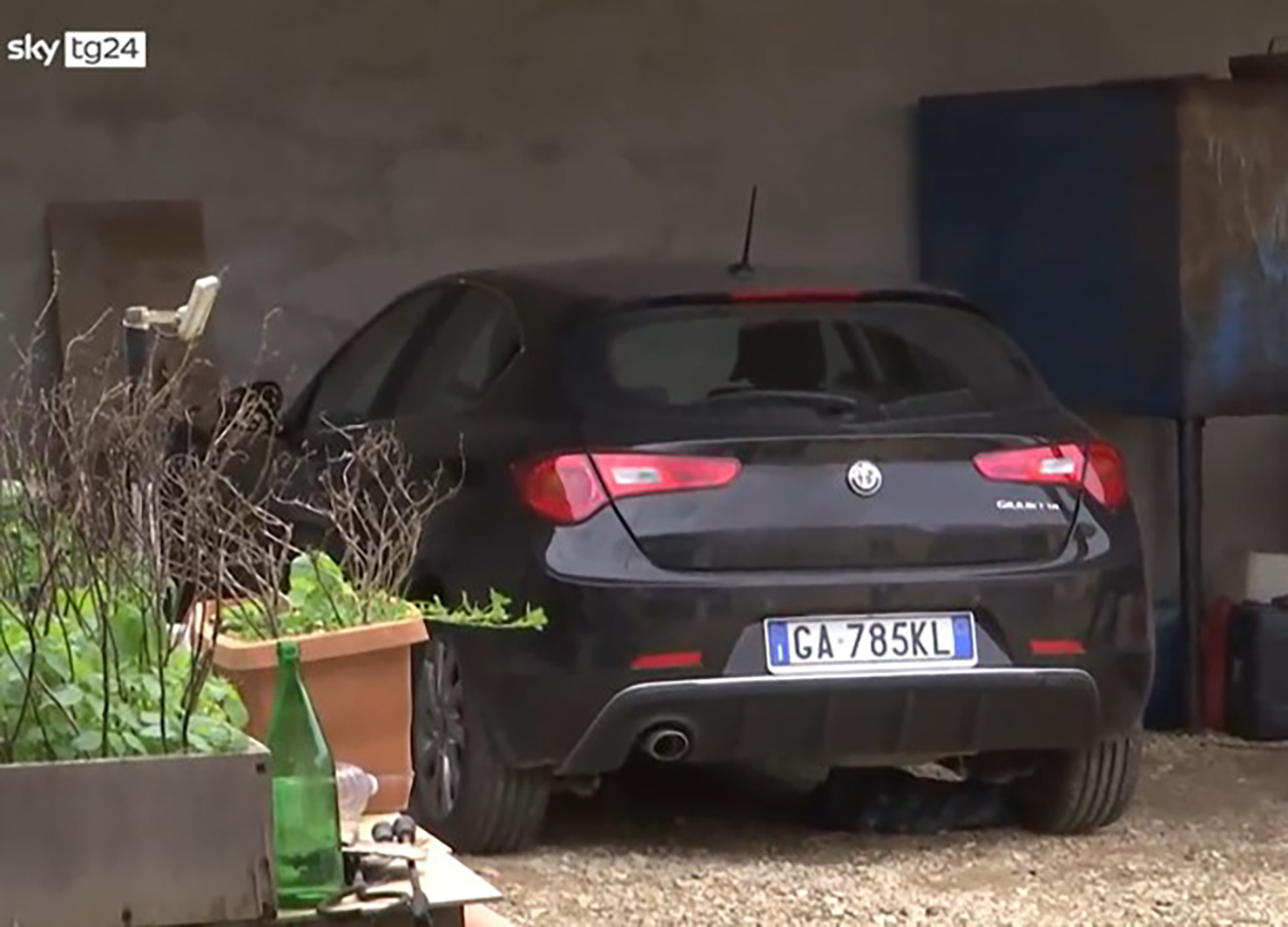 Messina Denaro, trovata l’auto del Boss. In un covo spunta biografia di Putin Messina Denaro, trovata l’auto del Boss. In un covo spunta biografia di Putin