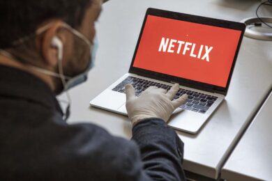 Netflix, la pacchia di condividere l’abbonamento è finita