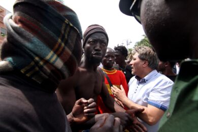 Folla all’ufficio immigrazione, lancio di lacrimogeni