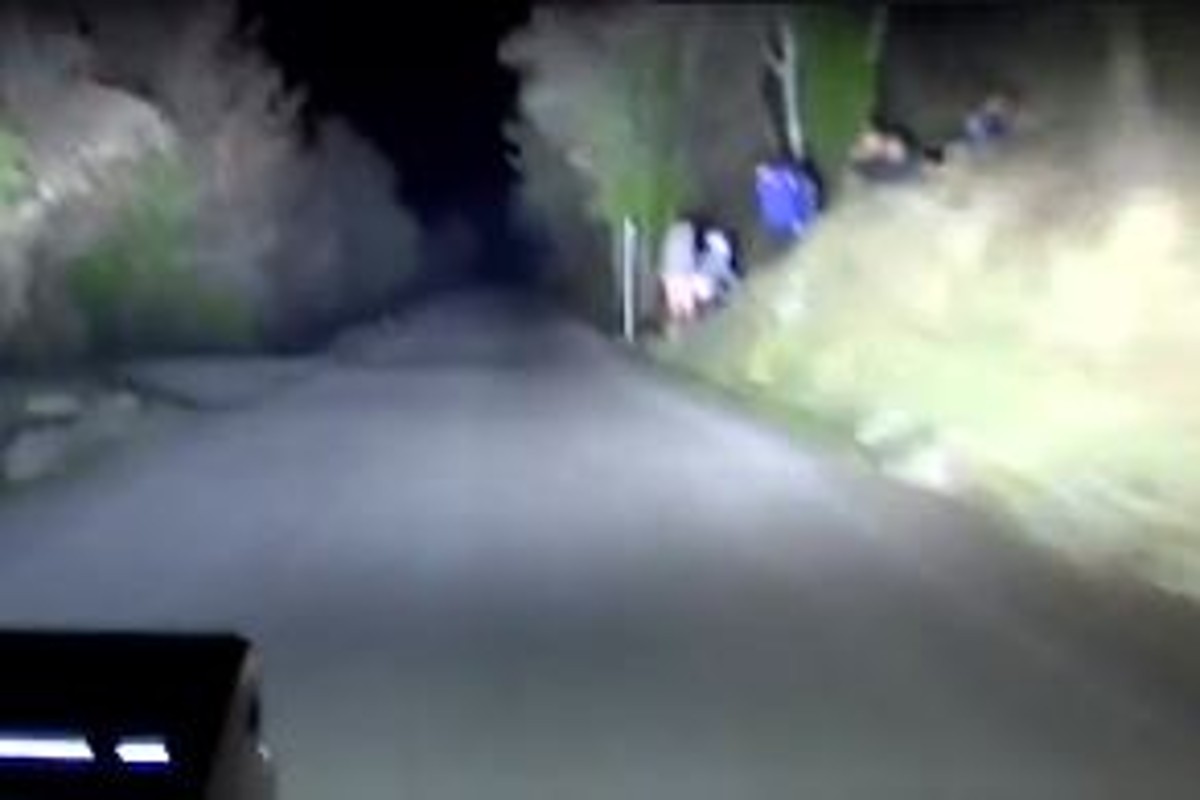 Sesso a bordo pista, follia a luci rosse al Rally di Monaco. Il video choc Sesso a bordo pista, follia a luci rosse al Rally di Monaco. Il video choc