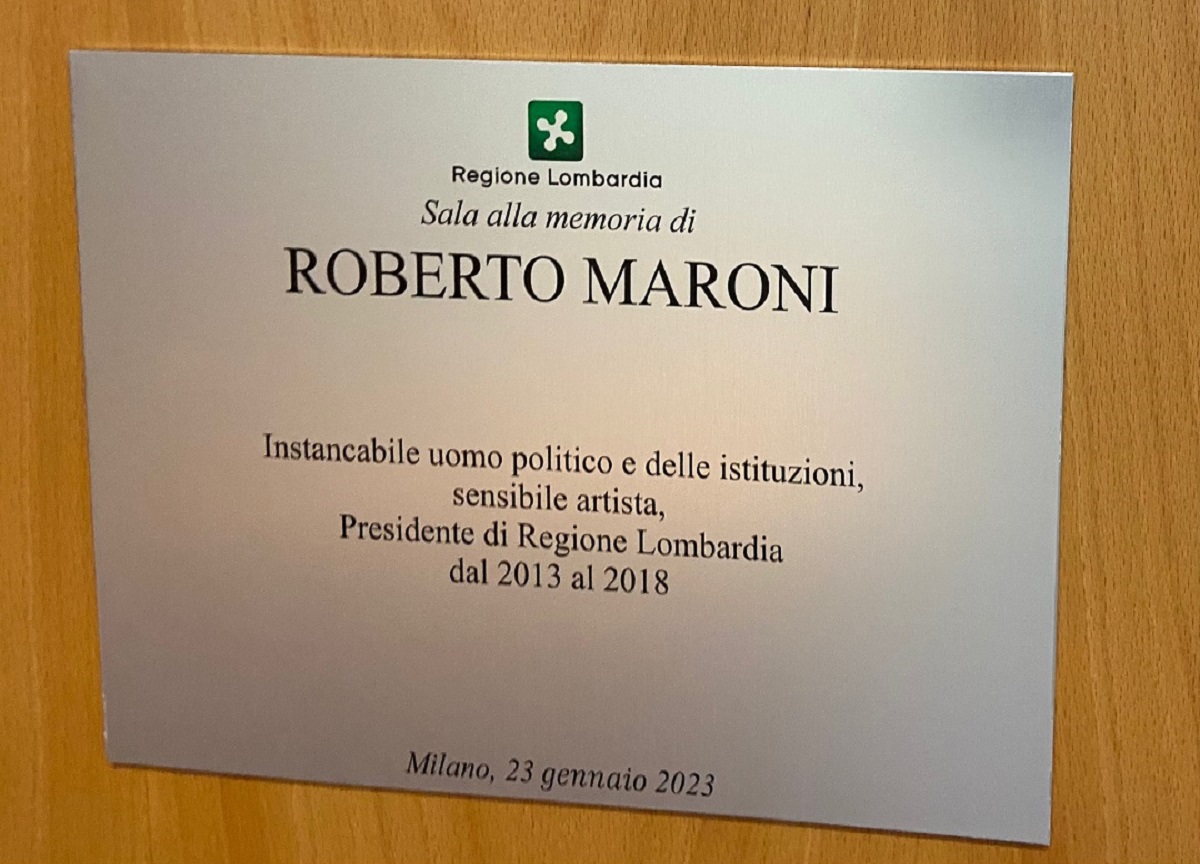 Sala giunta intitolata a Maroni, la cerimonia Sala giunta intitolata a Maroni, la cerimonia