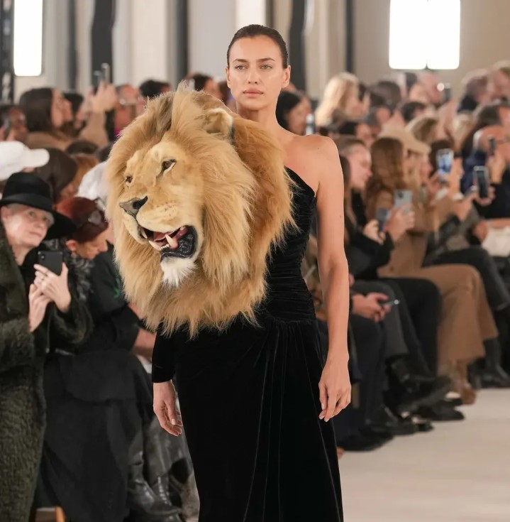 Schiaparelli tra Ferragni e teste di leone: bufera sugli animali in passerella Schiaparelli tra Ferragni e teste di leone: bufera sugli animali in passerella