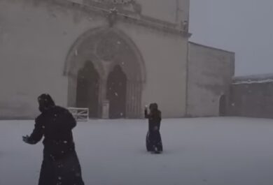 Assisi imbiancata, i frati giocano a palle di neve. VIDEO