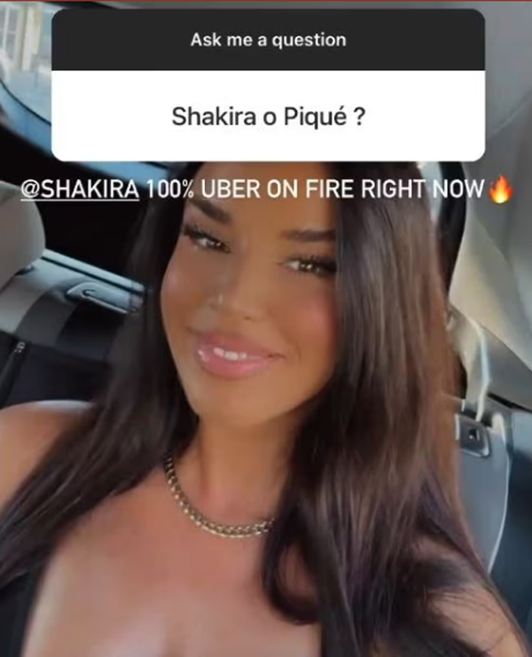 Ivana Knoll in spiaggia, ma… il bikini dov’è? (Maldive bollenti, le foto)