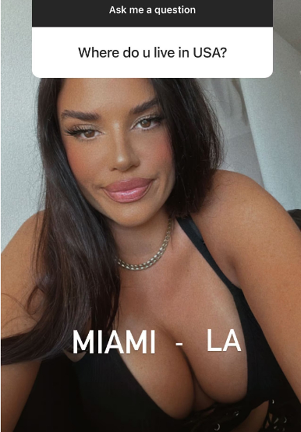 Ivana Knoll in spiaggia, ma… il bikini dov’è? (Maldive bollenti, le foto)