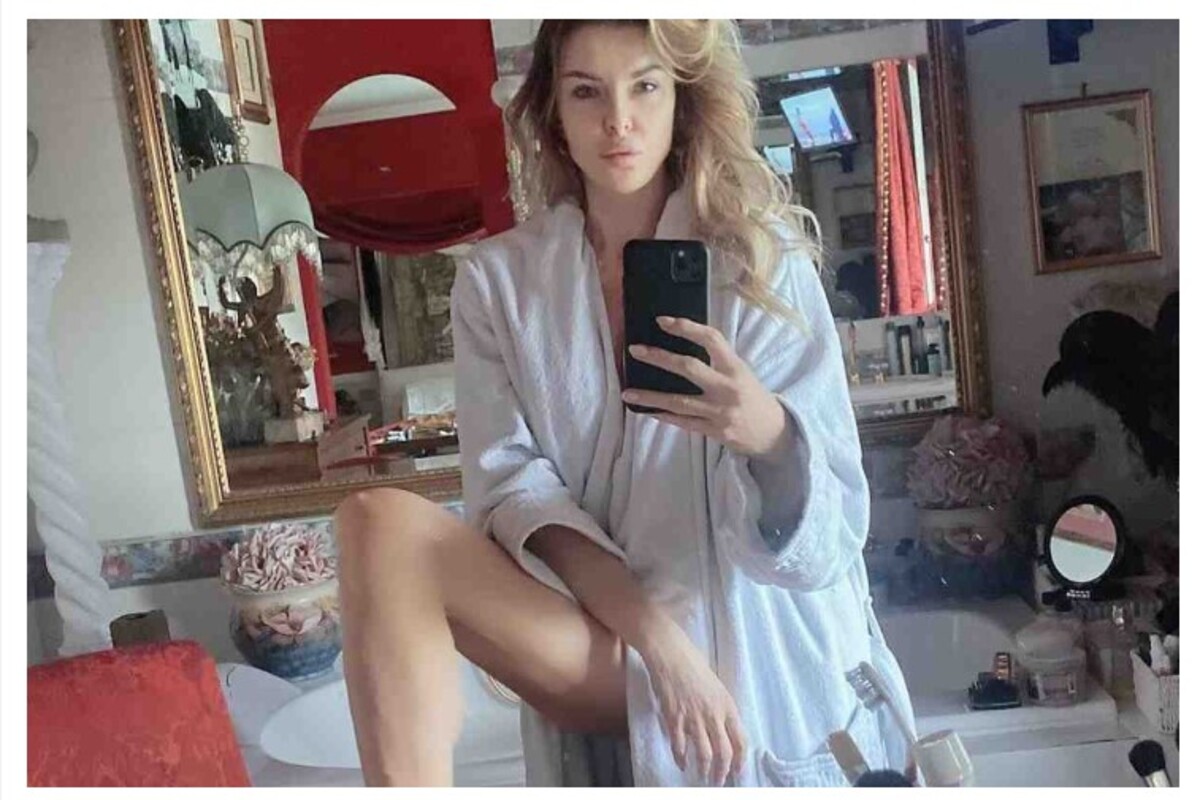 Alba Parietti e il selfie da urlo in bagno. Peccato, i follower notano che..