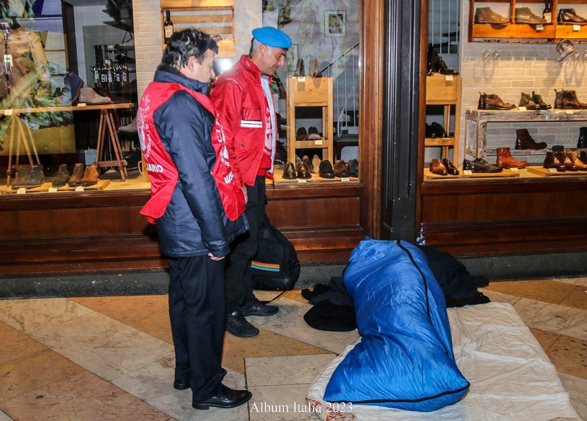 Notte della solidarietà: City Angels e Ferraro per i clochard di Milano. FOTO Notte della solidarietà: City Angels e Ferraro per i clochard di Milano. FOTO