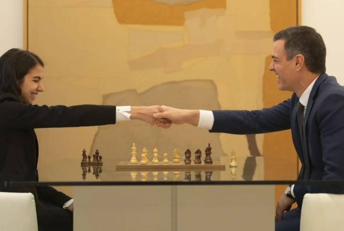 Spagna, Sanchez si butta negli scacchi: la sfida con la campionessa iraniana Spagna, Sanchez si butta negli scacchi: la sfida con la campionessa iraniana