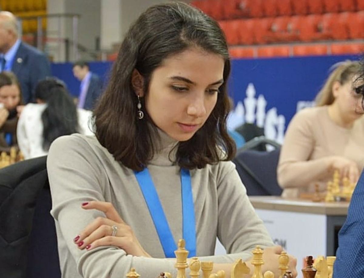 Spagna, Sanchez si butta negli scacchi: la sfida con la campionessa iraniana Spagna, Sanchez si butta negli scacchi: la sfida con la campionessa iraniana