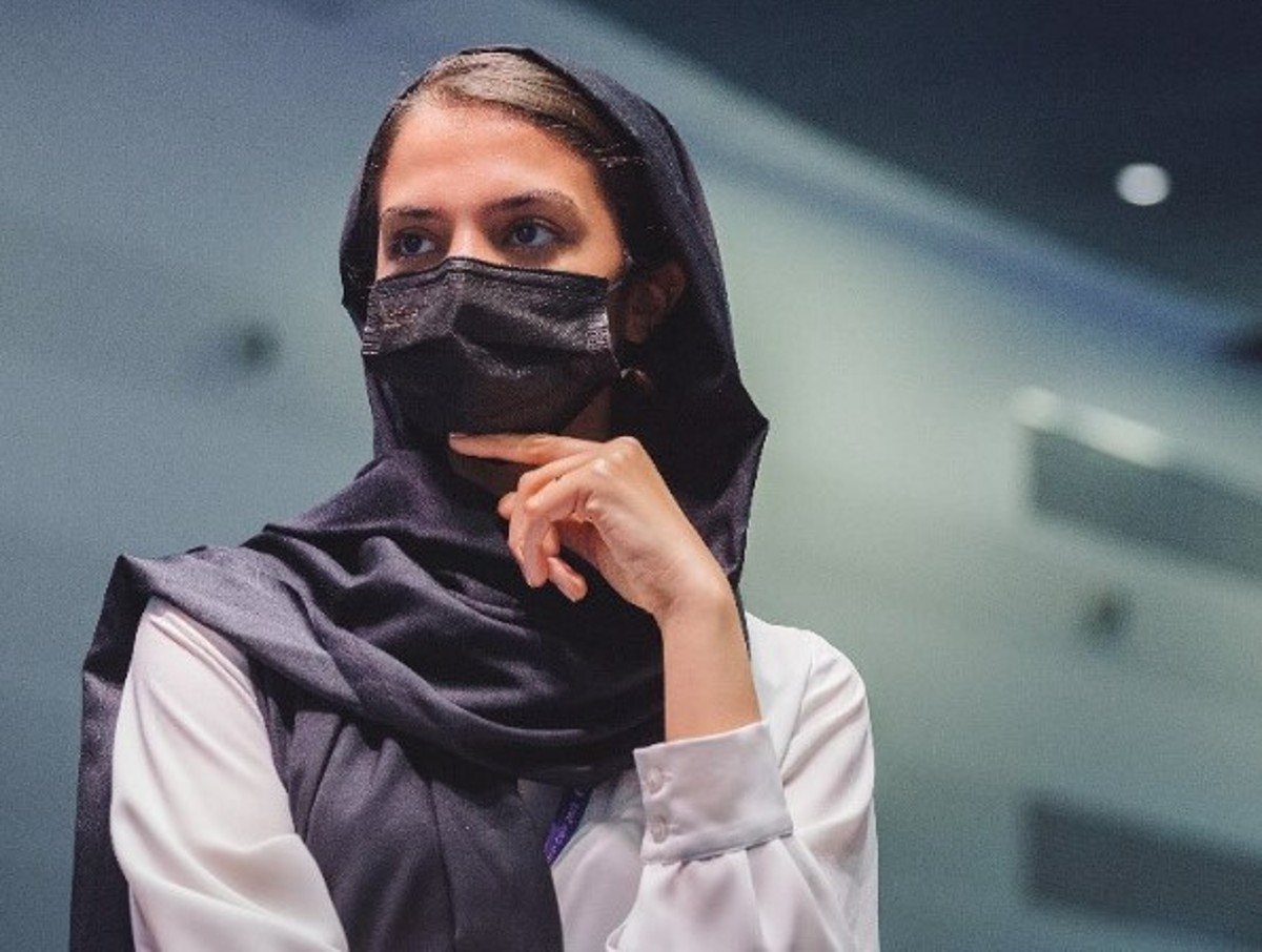 Spagna, Sanchez si butta negli scacchi: la sfida con la campionessa iraniana Spagna, Sanchez si butta negli scacchi: la sfida con la campionessa iraniana