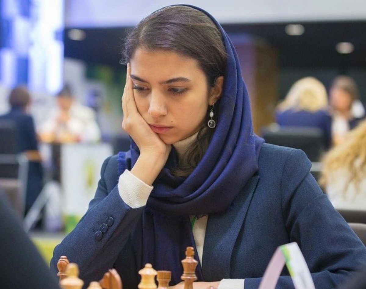 Spagna, Sanchez si butta negli scacchi: la sfida con la campionessa iraniana Spagna, Sanchez si butta negli scacchi: la sfida con la campionessa iraniana