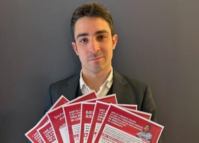Il candidato del PD con i volantini in 8 lingue