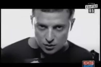 Zelensky balla e canta su tacchi a spillo e pantaloni di pelle