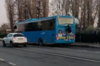 Che cosa è il bus surfing e perché si è diffuso anche in Italia